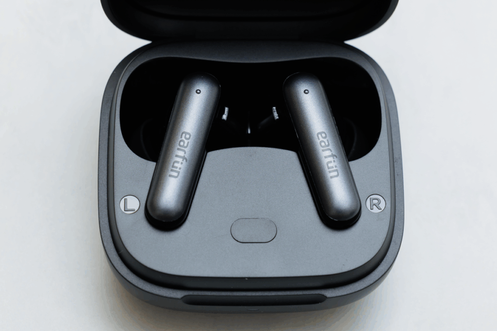 ミヤビテックブログ | 【実機レビュー】EarFun Air Pro 4i：1万円以下で手に入る”ほぼ完璧”なワイヤレスイヤホンを2週間使い倒してみた
