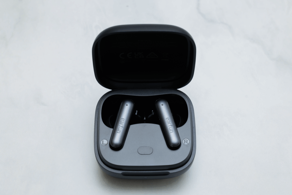 ミヤビテックブログ | 【実機レビュー】EarFun Air Pro 4i：1万円以下で手に入る”ほぼ完璧”なワイヤレスイヤホンを2週間使い倒してみた